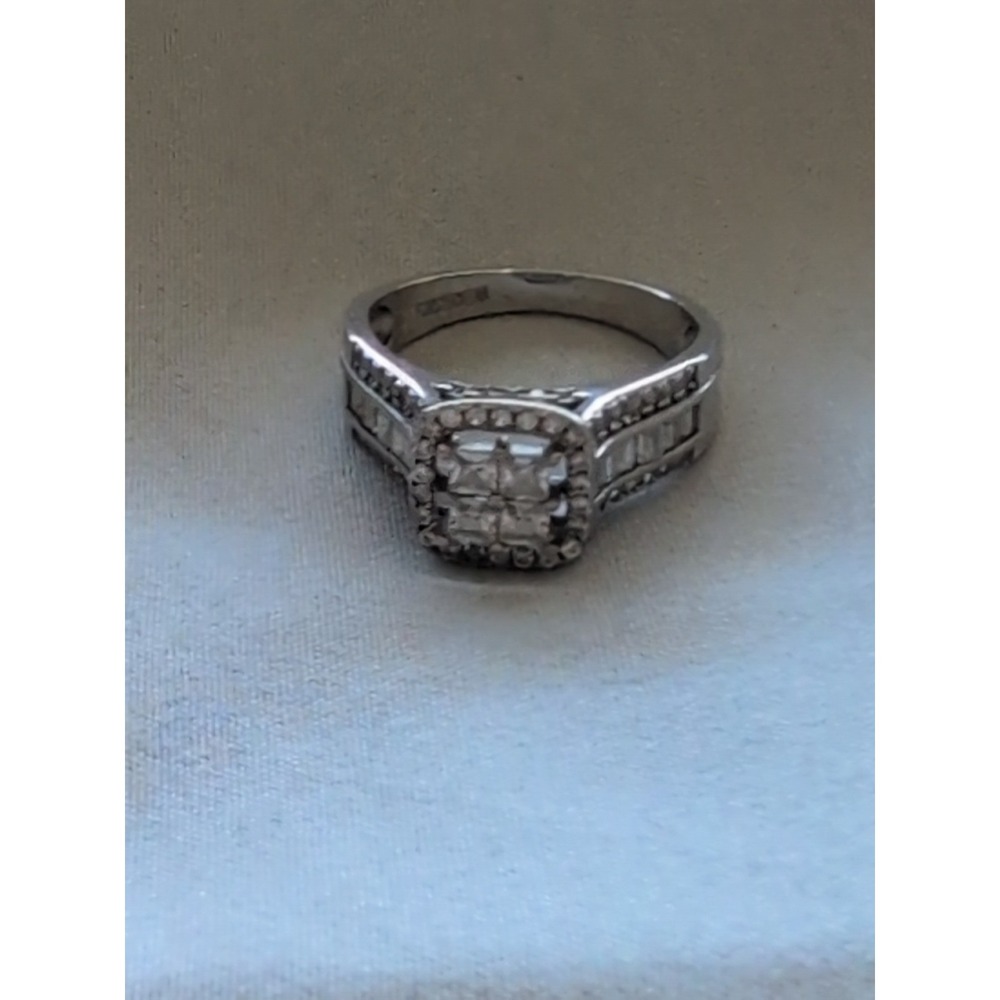 Signed FZN 925 CN Sterling Silver CZ Ring Size 8‎